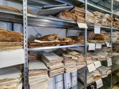 Lo ritroviamo interamente circondato da migliaia di documenti di ogni genere